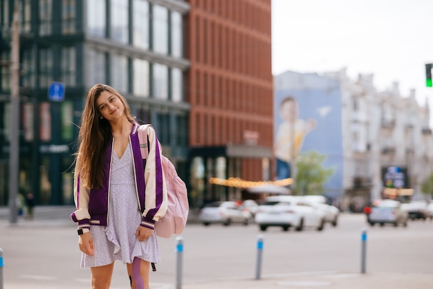 Portrait ludique de jolie jeune femme s'amusant dans la rue