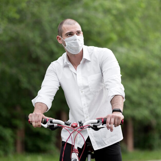 Portrait, de, mâle adulte, équitation, vélo, dehors