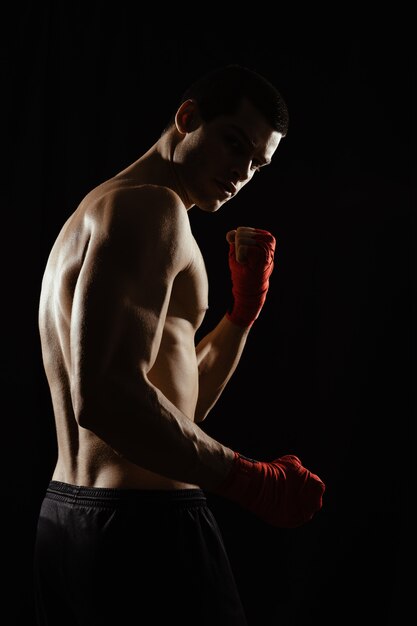 Portrait, mâle, boxeur, regarder, épaule