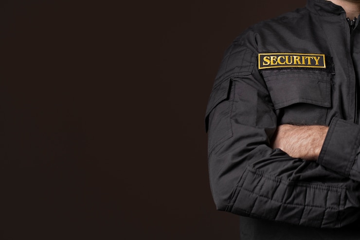 Photo gratuit portrait, de, mâle, garde sécurité, à, uniforme