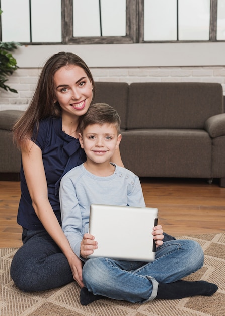 Portrait de maman souriante avec fils