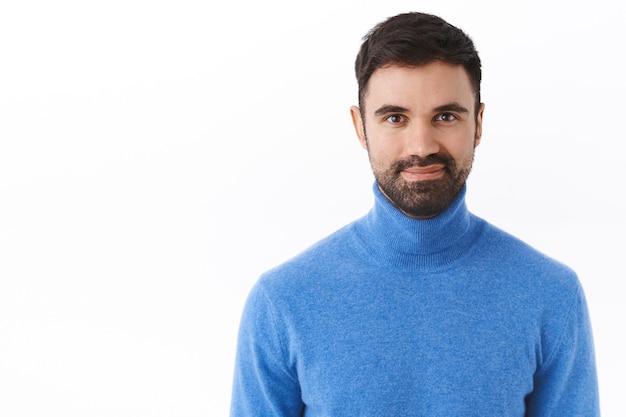 Portrait d'un manager, d'un patron ou d'un employé barbu confiant et professionnel souriant heureux, se sentant réussi et sûr de lui, affirmé, prêt à l'emploi, mur blanc