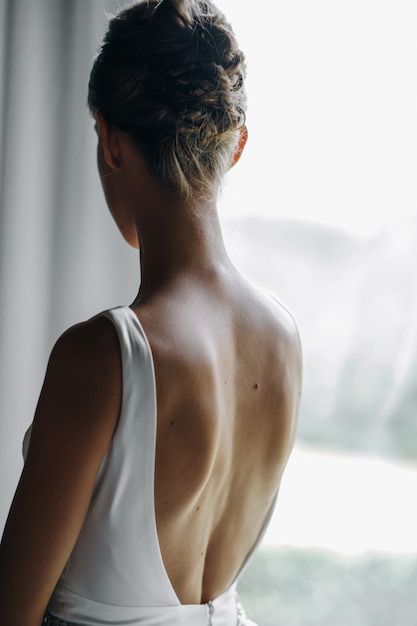 Photo gratuite portrait matinal de la mariée. la mariée habillée comme une balerine se dresse b