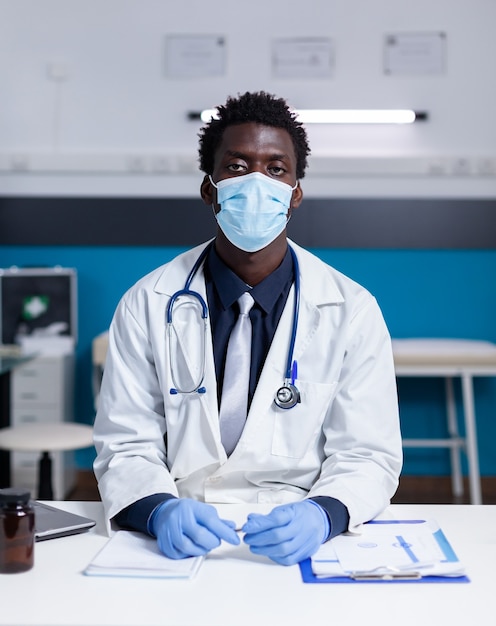 Portrait d'un médecin afro-américain regardant la caméra