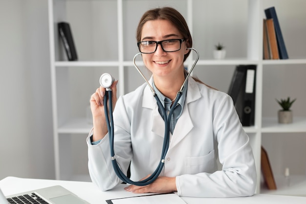 Photo gratuite portrait de médecin posant avec stéthoscope