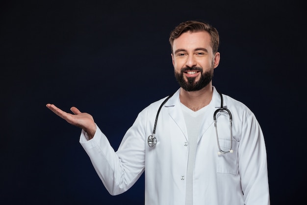 Photo gratuite portrait d'un médecin de sexe masculin amical