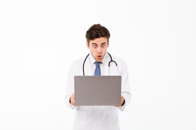 Portrait d'un médecin de sexe masculin choqué avec stéthoscope