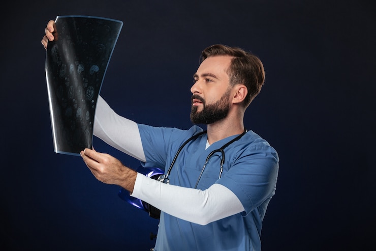 Photo gratuit portrait d'un médecin de sexe masculin concentré vêtu d'uniforme