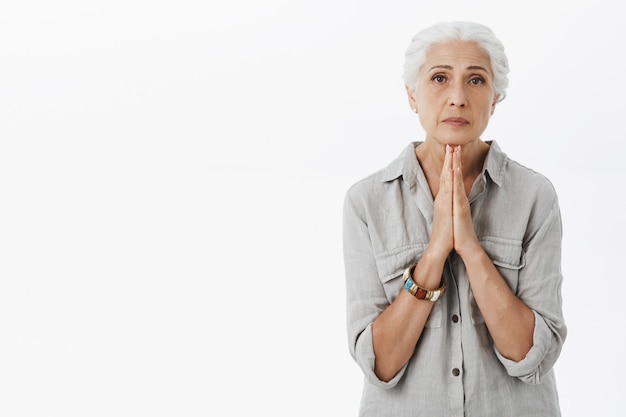 Portrait de mendicité vieille dame à la sombre, besoin d'aide