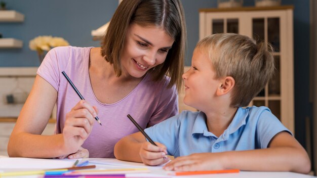 Portrait de mère appréciant le temps avec son fils