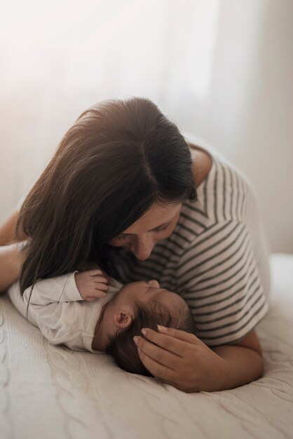Portrait de mère attentionnée tenant son petit bébé
