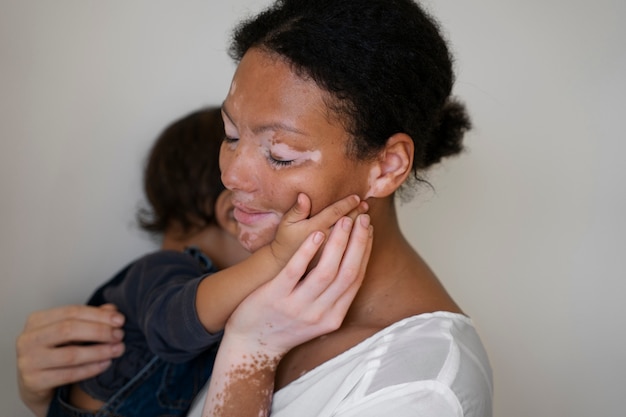 Portrait de mère et d'enfant ayant des moments tendres