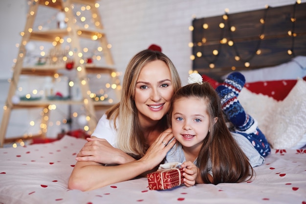 Portrait De Mère Et Fille Avec Cadeau De Noël