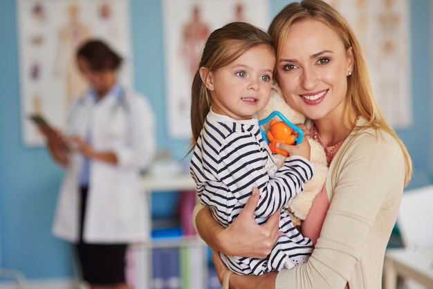 Photo gratuite portrait de mère et fille chez le médecin