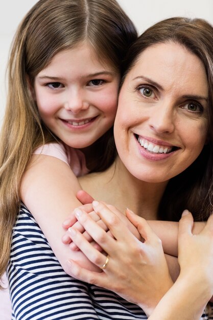 Portrait de la mère et la fille embrassant