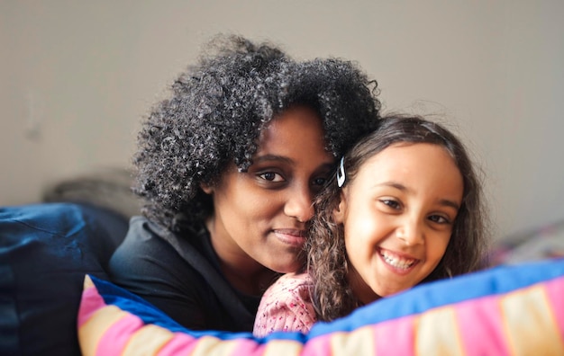 Portrait de mère et fille embrassée