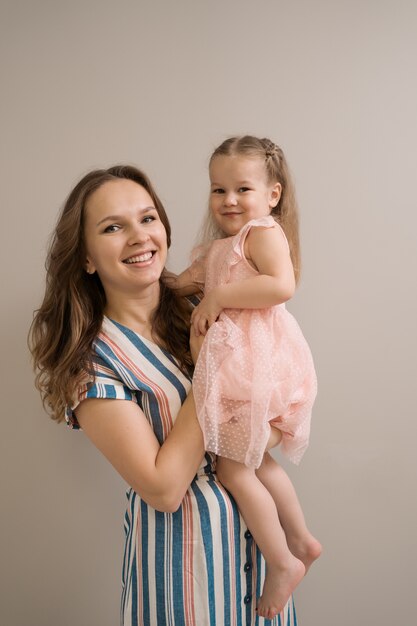 Portrait de mère et fille sur fond beige