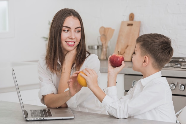 Portrait de mère et fils dans la cuisine