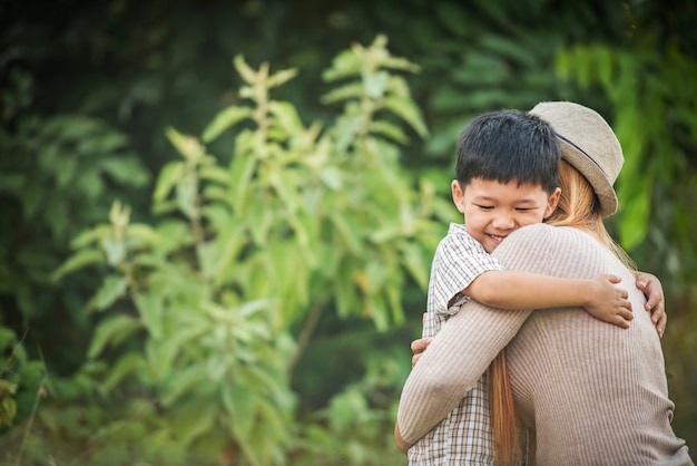 Portrait de mère et fils heureux câliner ensemble dans le parc. Concept de famille