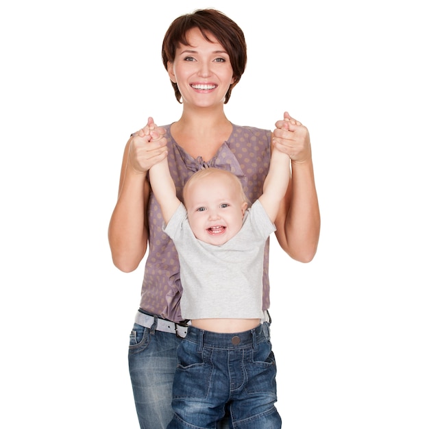 Portrait de la mère heureuse avec bébé souriant sur fond blanc