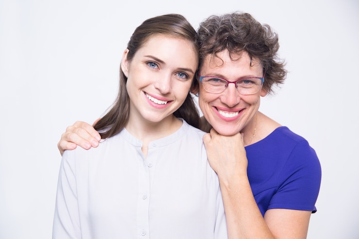Photo gratuit portrait de la mère heureuse supérieurs et sa fille adulte