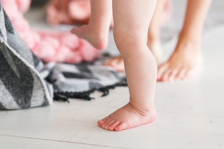Photo gratuit portrait de la mère et les jambes de bébé. premiers pas. jouer à la maison.