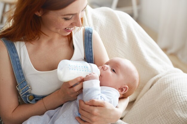 Portrait de la mère nourrit son bébé