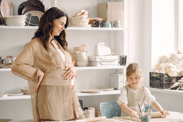 Portrait de mère et petite fille façonner ensemble l'argile