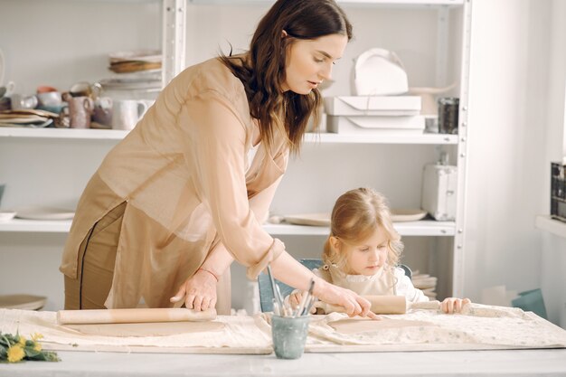 Portrait de mère et petite fille façonner ensemble l'argile