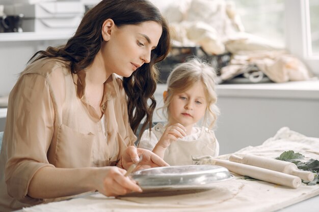 Portrait de mère et petite fille façonner ensemble l'argile