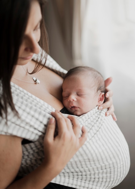 Portrait de mère tenant son petit enfant