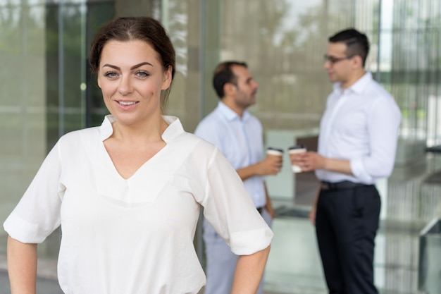 Portrait, de, mi femme adulte, leader, debout, et, sourire