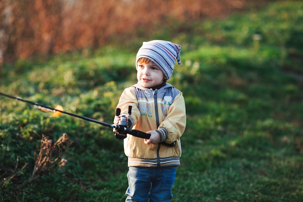 Photo gratuite portrait, mignon, garçon, tenue, canne à pêche