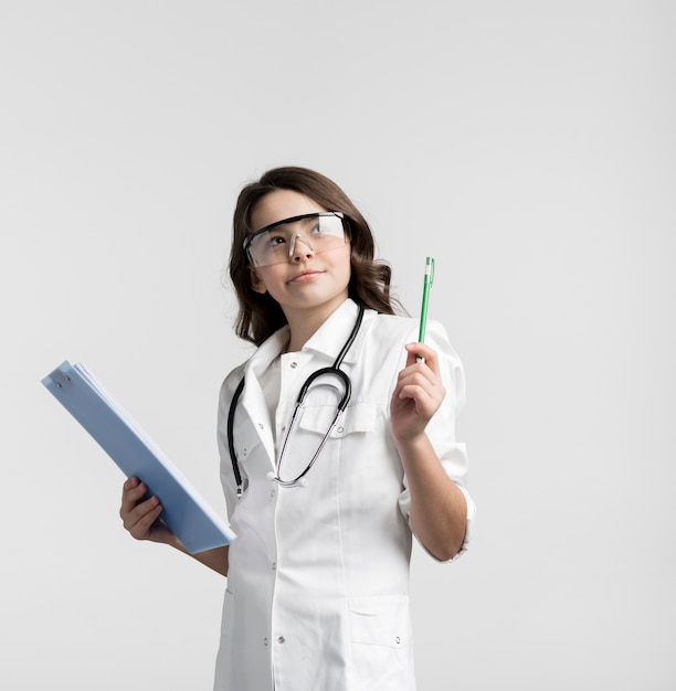 Portrait, mignon, jeune, docteur, tenue, presse-papiers