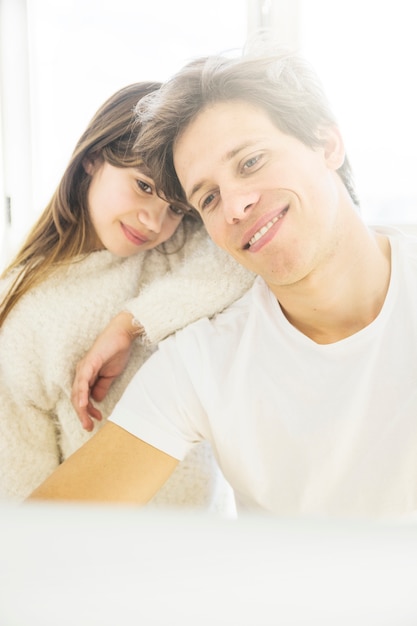 Photo gratuite portrait de mignon père et fille affectueux