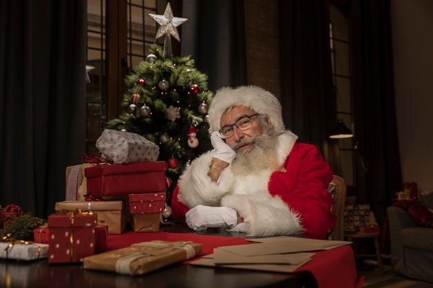 Photo gratuite portrait de mignon père noël pensant