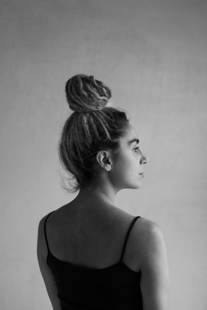 Photo gratuite portrait minimal en noir et blanc