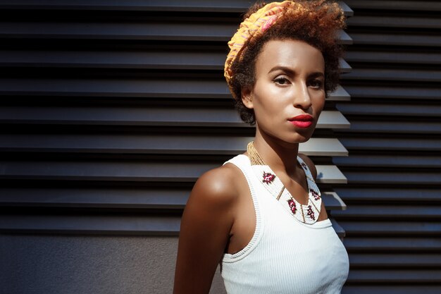 Portrait de la mode belle femme avec un maquillage lumineux à l'extérieur