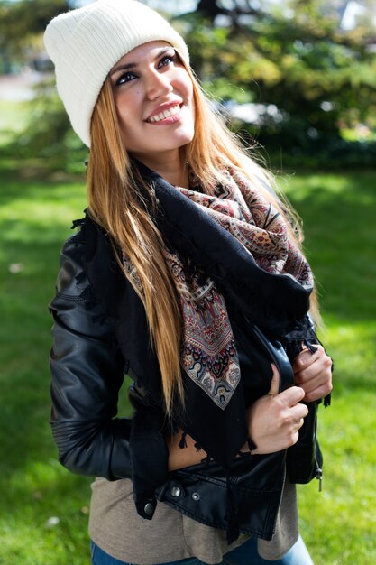 Portrait de mode de belle fille dans la ville.