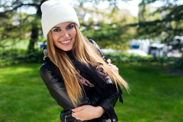 Portrait de mode de belle fille dans la ville.