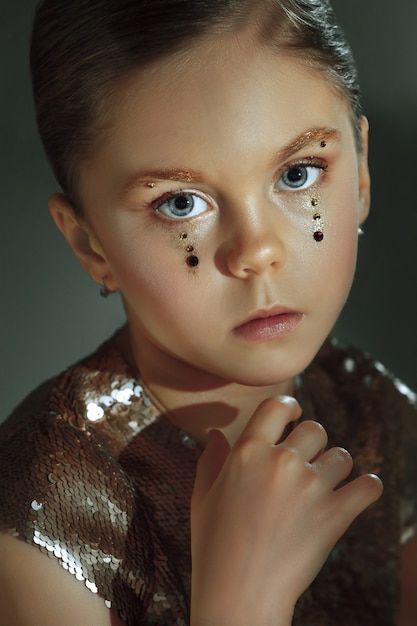 Le portrait de mode de la belle jeune fille préadolescente au studio