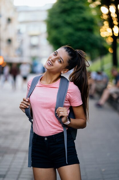 Portrait de mode été mode de vie de jeune femme élégante