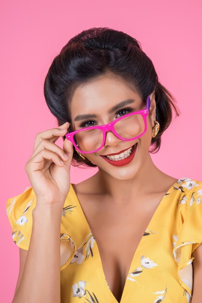 Portrait de mode femme action avec lunettes de soleil