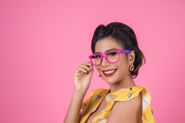 Portrait de mode femme action avec lunettes de soleil