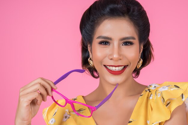 Portrait de mode femme action avec lunettes de soleil