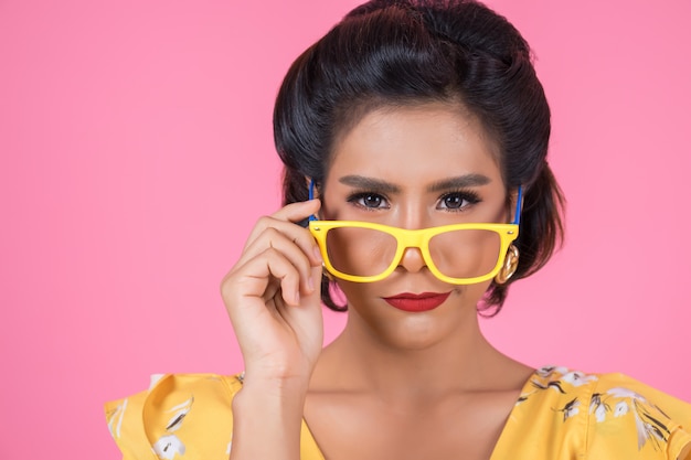 Portrait De Mode Femme Action Avec Lunettes De Soleil