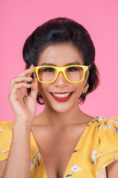 Portrait de mode femme action avec lunettes de soleil