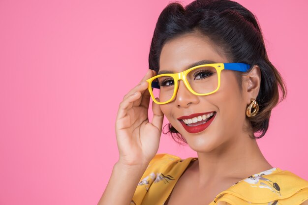 Portrait de mode femme action avec lunettes de soleil