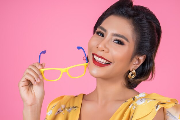 Portrait de mode femme action avec lunettes de soleil