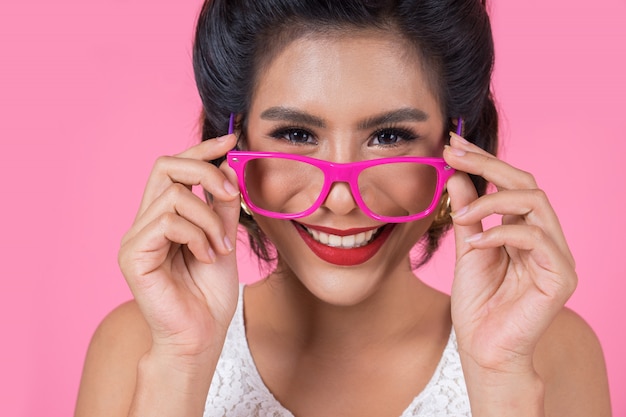 Portrait de mode femme action avec lunettes de soleil